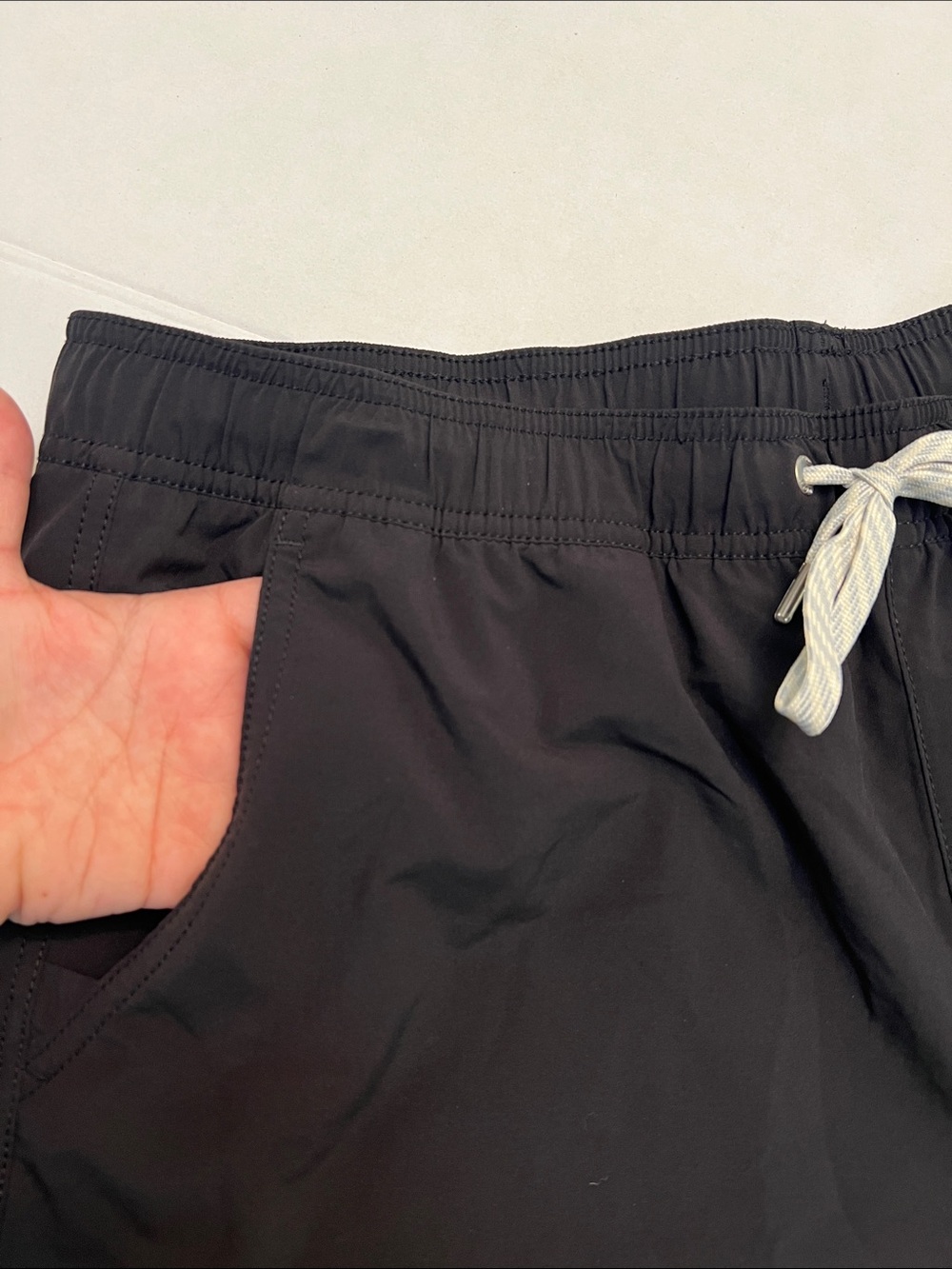 Vuori Men Size XL Kore 5 Inch Lined shorts Black Athleisure V367 active - Picture 4 of 14